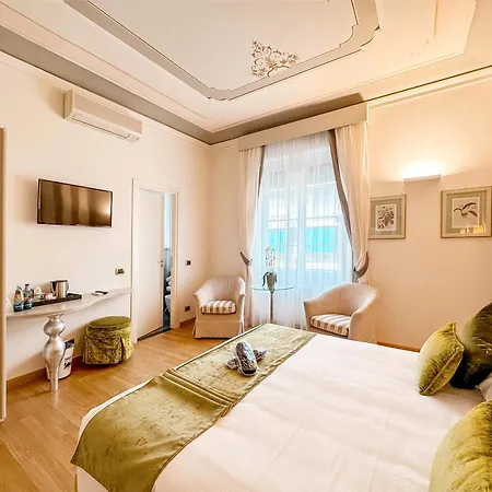 Hotel Jolanda 4*