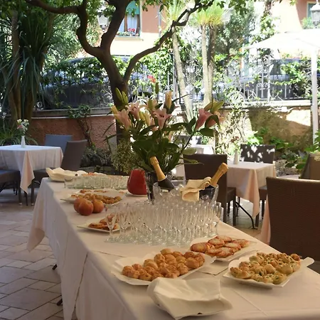 Hotel Jolanda